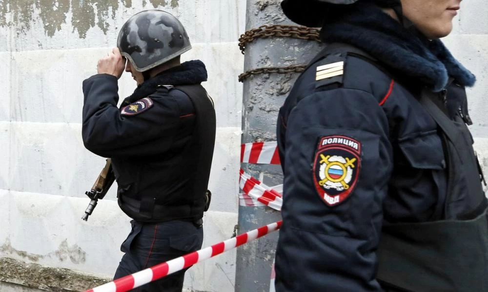 Άνδρας με τσεκούρι κρατάει ομήρους έξι παιδιά στην Αγία Πετρούπολη